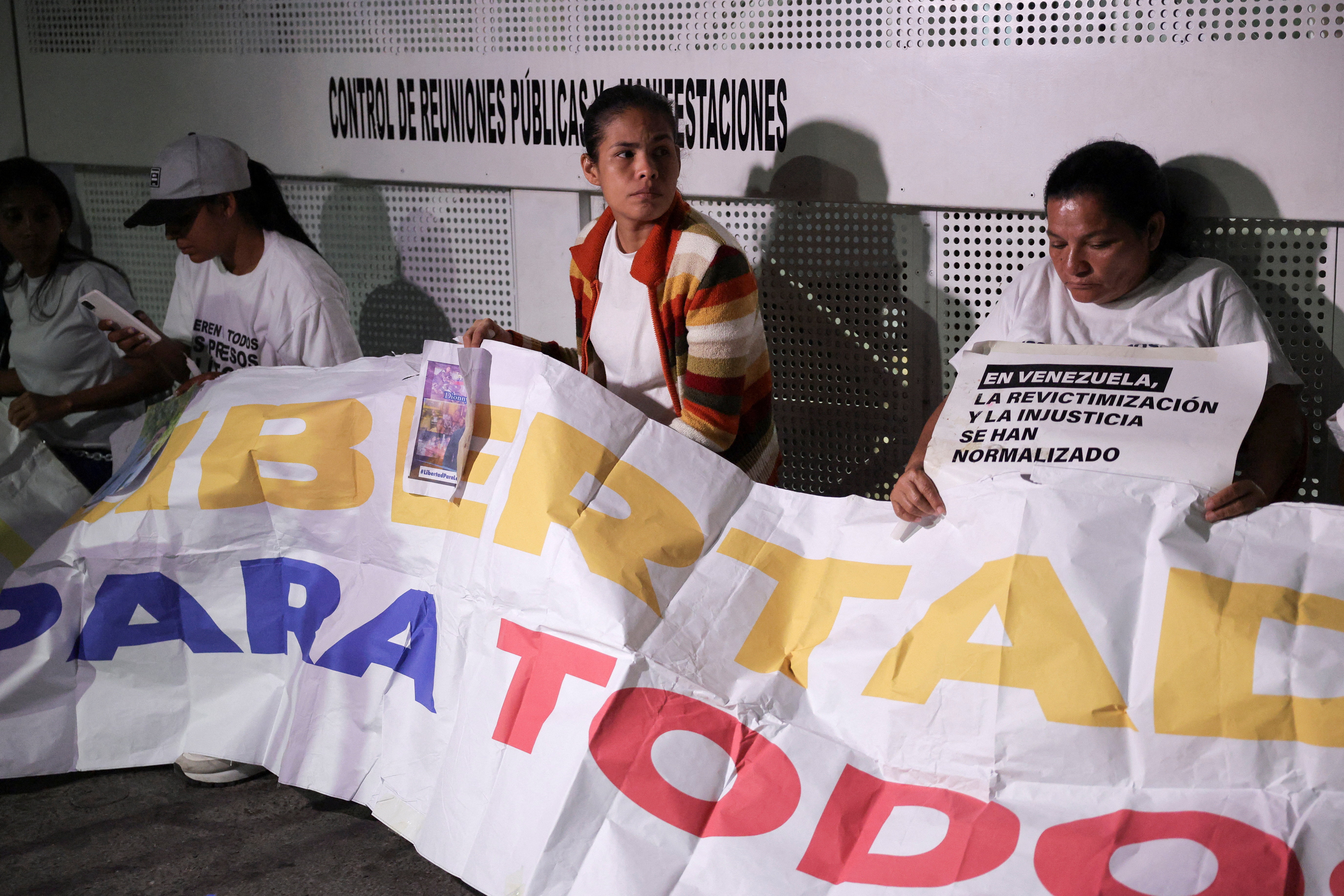 Families of political prisoners protest in Caracas demanding release